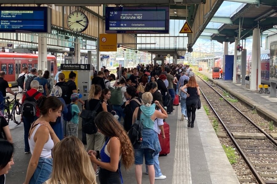 Volle Bahnhöfe sind derzeit ein häufiges Bild in Deutschland.