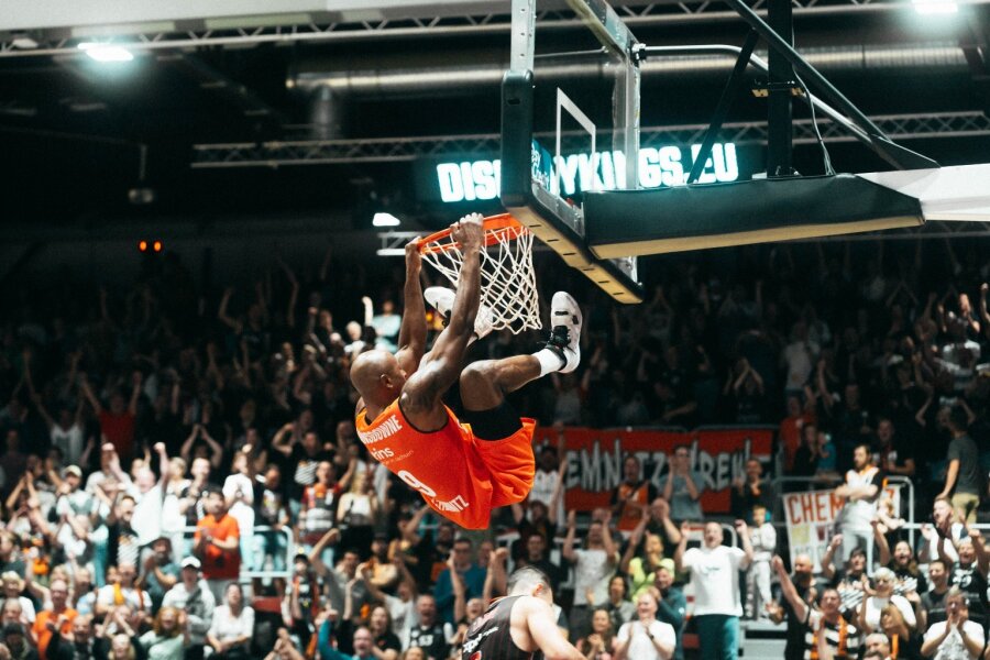 Niners-Spieler DeAndre Lansdowne dunkt gegen Bamberg ein.