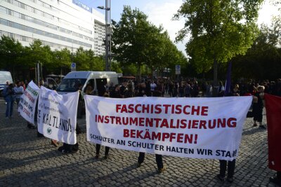 Liveticker: Protest gegen Demo von Pro Chemnitz - Diese Demonstranten protestieren gegen eine Kundgebung von Pro Chemnitz am Marx-Monument.