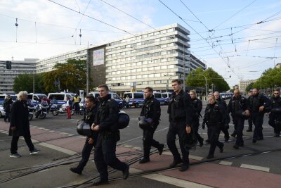 Liveticker: Protest gegen Demo von Pro Chemnitz - Die Polizei zeigt erneut starke Präsenz.