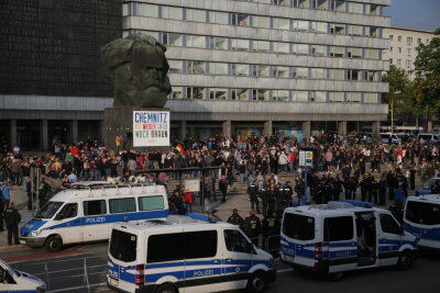 Liveticker: Protest gegen Demo von Pro Chemnitz - Vor dem Marx-Monument haben sich mittlerweile mehrere hundert Menschen der Demo von Pro Chemnitz eingefunden.