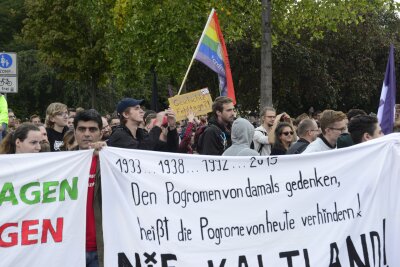 Liveticker: Protest gegen Demo von Pro Chemnitz - Mehr als 500 Teilnehmer bei Chemnitz Nazifrei protestieren gegen Pro Chemnitz.