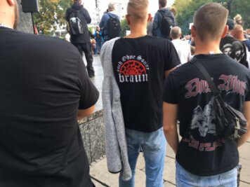 Liveticker: Protest gegen Demo von Pro Chemnitz - "Auch ohne Sonne braun" - T-Shirt eines Teilnehmers der Pro-Chemnitz-Demo.