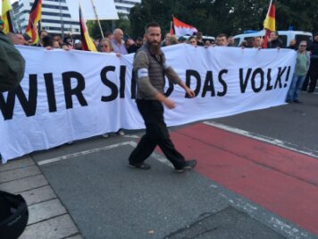 Liveticker: Protest gegen Demo von Pro Chemnitz - Start der Demo von Pro Chemnitz. Vorn zu sehen: Chefordner Arthur Oesterle.
