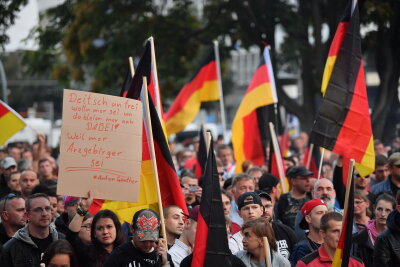 Liveticker: Protest gegen Demo von Pro Chemnitz -  Demonstration des rechtspopulistischen Bündnisses Pro Chemnitz: Mit Deutschland-Fahnen stehen Teilnehmer bei der Demo.