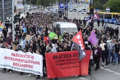 Liveticker: Protest gegen Demo von Pro Chemnitz - Die Demo von Chemnitz Nazifrei auf dem Weg in Richtung Dresdner Platz.