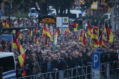 Liveticker: Protest gegen Demo von Pro Chemnitz - Kurz vor dem Start des Demozuges: Teilnehmer der Pro-Chemnitz-Kundgebung.