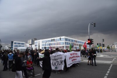 Liveticker: Protest gegen Demo von Pro Chemnitz - Der Demozug von Chemnitz Nazifrei biegt auf die Dresdner Straße ein.