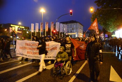 Liveticker: Protest gegen Demo von Pro Chemnitz - Die Gegendemonstranten auf Höhe der Sachsenallee.