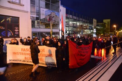 Liveticker: Protest gegen Demo von Pro Chemnitz - Der Demozug von Chemnitz Nazifrei ist am Hauptbahnhof angekommen...