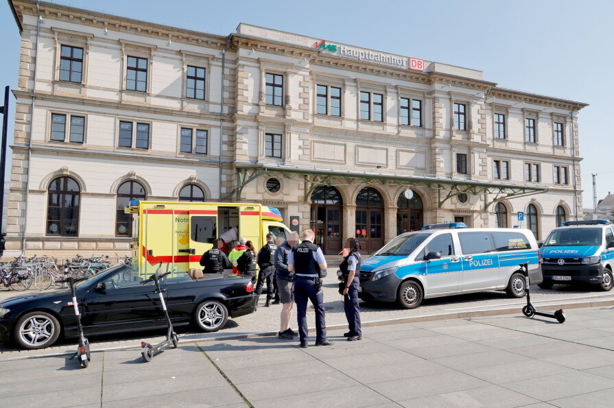 Liveticker zum Demogeschehen am 1. Mai: Angriffe auf Zug nach Zwickau - Polizei und Rettungsdienst waren am Hauptbahnhof in Chemnitz im Einsatz.