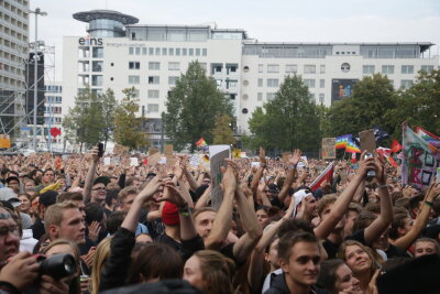 Liveticker zum Nachlesen: #wirsindmehr - das Konzert in Chemnitz - Die Masse feiert Trettmann.