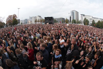 Liveticker zum Nachlesen: #wirsindmehr - das Konzert in Chemnitz - Eine Dreiviertelstunde nach Start: Die Zuschauerzahl ist fünfstellig.