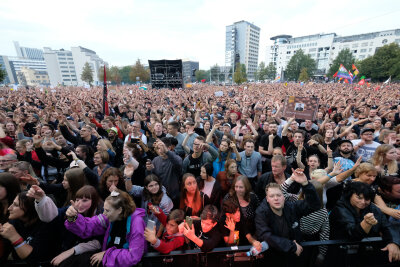 Liveticker zum Nachlesen: #wirsindmehr - das Konzert in Chemnitz - Der Veranstalter spricht am Abend von 50.000 Besuchern.