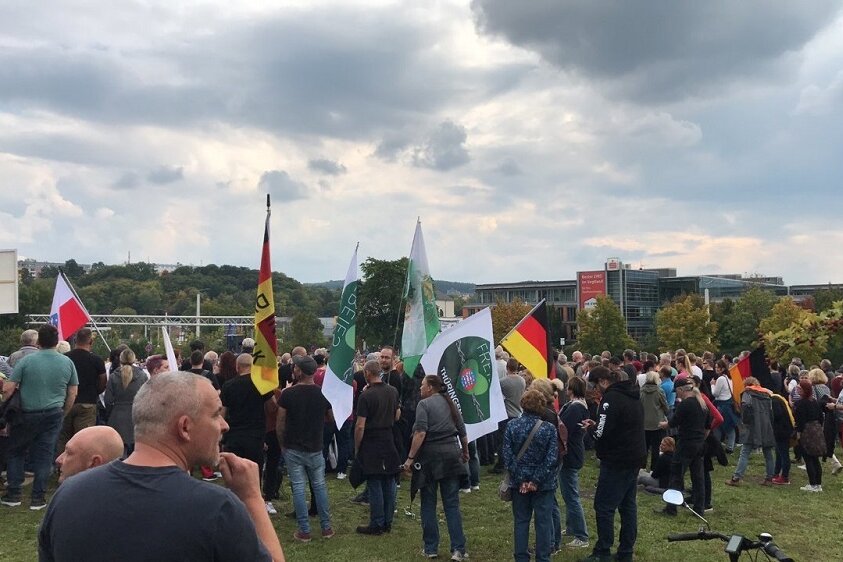 Liveticker zum Protest in Plauen: Wieder demonstrieren Tausende - Protestierende in Plauen am 25. September.
