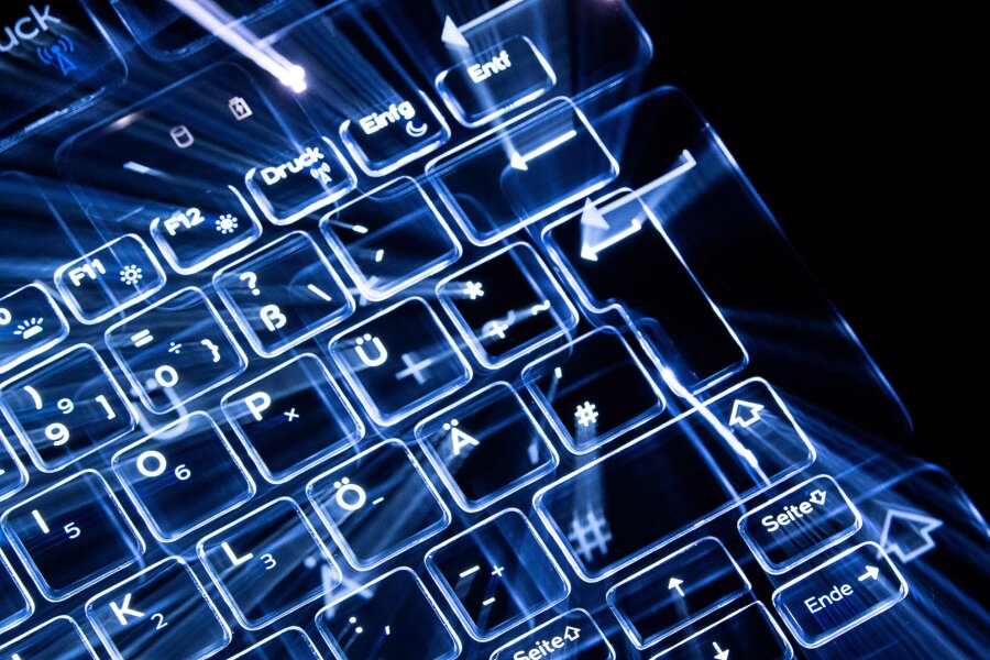LKA schaltet nach Attacke kriminelle Online-Plattform ab - Tasten einer beleuchteten Tastatur.