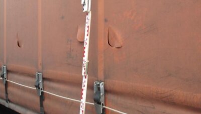 LKA will mit Soko "Plane" Schlitzern das Handwerk legen - Planenschlitzer schneiden solche Bogenschlitze, um nachzusehen, was ein Laster geladen hat. Erst wenn sie lukrative Ladung entdecken, brechen sie den betreffenden Lkw auf.