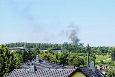 Lkw-Anhänger brennt auf A 72: Autobahn-Abfahrt bei Hartmannsdorf wieder frei - Die Rauchwolke eines brennenden Lkw-Anhängers auf der A 72 war am Montagvormittag deutlich zu sehen.