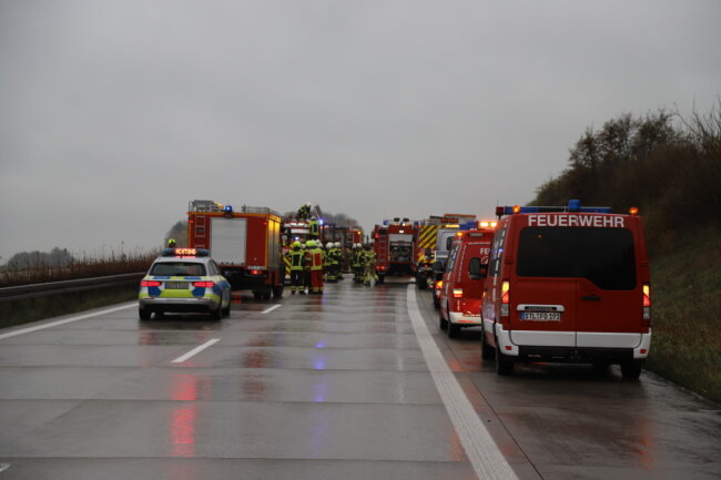 Lkw-Anhänger brennt auf A 72: Autobahn gesperrt - 