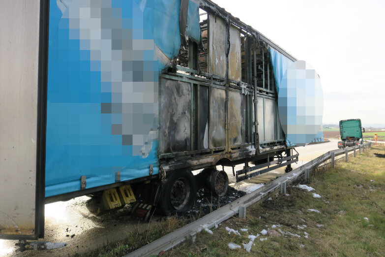 Lkw-Anhänger gerät auf A 72 in Brand - Ein Sattelzug ist Donnerstagmittag auf der Autobahn 72 in Fahrtrichtung Plauen in Höhe der Anschlussstelle Zwickau-Ost in Brand geraten.