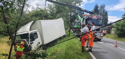 Lkw bleibt an Baum hängen und rutscht in Graben - Bei Meßbach ist am Dienstagvormittag ein Lkw von der B 173 in einen Graben gerutscht. 