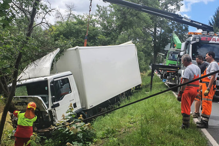 Lkw bleibt an Baum hängen und rutscht in Graben - Bei Meßbach ist am Dienstagvormittag ein Lkw von der B 173 in einen Graben gerutscht. 