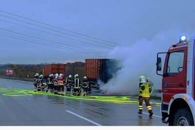 Lkw brennt auf der A 4 bei Berbersdorf - Ein mit Hackschnitzel beladener Lastwagen brannte am Montagnachmittag auf der A 4 zwischen Berbersdorf und Hainichen. 