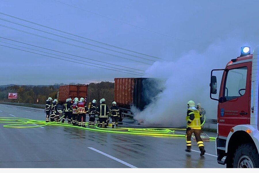 Lkw brennt auf der A 4 bei Berbersdorf - Ein mit Hackschnitzel beladener Lastwagen brannte am Montagnachmittag auf der A 4 zwischen Berbersdorf und Hainichen. 