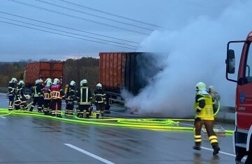 Lkw brennt auf der Autobahn - Ein Lastwagen brannte am Montagnachmittag auf der A 4 zwischen Berbersdorf und Hainichen. 