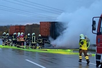 Ein Lastwagen brannte am Montagnachmittag auf der A 4 zwischen Berbersdorf und Hainichen. 