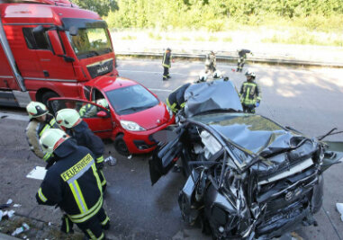 Lkw fährt auf A 4 auf Stauende auf - fünf Schwerverletzte - Bei einem Unfall am Donnerstagnachmittag auf der Autobahn 4 bei Hohenstein-Ernstthal sind nach ersten Informationen der Polizei mehrere Menschen verletzt worden.
