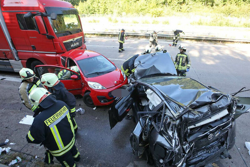 Lkw fährt auf A 4 auf Stauende auf - fünf Schwerverletzte - Bei einem Unfall am Donnerstagnachmittag auf der Autobahn 4 bei Hohenstein-Ernstthal sind nach ersten Informationen der Polizei mehrere Menschen verletzt worden.
