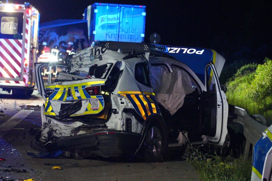 Lkw fährt in Unfallstelle: Ein Toter - Ein Laster ist in der Nacht auf der Autobahn A9 in eine Unfallstelle gefahren - ein Mensch ist dabei gestorben.