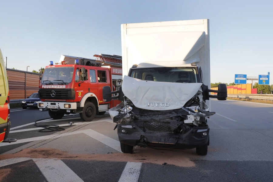 Lkw-Fahrer bei Auffahrunfall auf A4 schwer verletzt - 