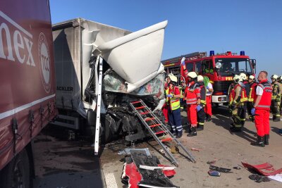 Lkw-Fahrer bei Unfall auf A4 bei Dresden schwer verletzt - Ein Lkw-Fahrer wurde am Mittwoch bei einem Unfall auf der A 4 bei Dresden schwer verletzt.