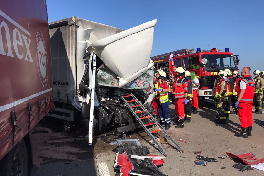 Lkw-Fahrer bei Unfall auf A4 bei Dresden schwer verletzt - Ein Lkw-Fahrer wurde am Mittwoch bei einem Unfall auf der A 4 bei Dresden schwer verletzt.
