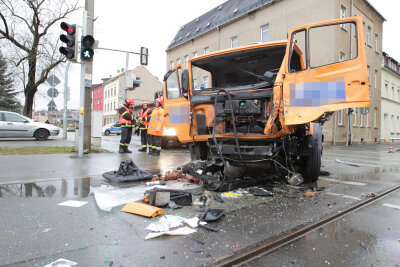 Lkw-Fahrer bei Verkehrsunfall in Plauen schwer verletzt - Bei einem Unfall am Montag in Plauen wurde ein 53-Jähriger schwer verletzt.