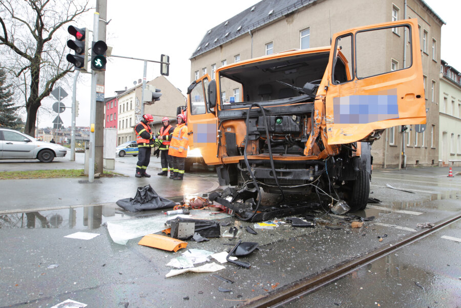 Lkw-Fahrer bei Verkehrsunfall in Plauen schwer verletzt - Bei einem Unfall am Montag in Plauen wurde ein 53-Jähriger schwer verletzt.