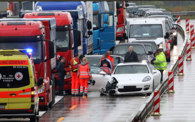 Lkw-Fahrer fährt auf Stauende: Fahrer tot - In Höhe der Anschlussstelle Meerane-West kam es zu einem Unfall zwischen einem Porsche und einem Lkw