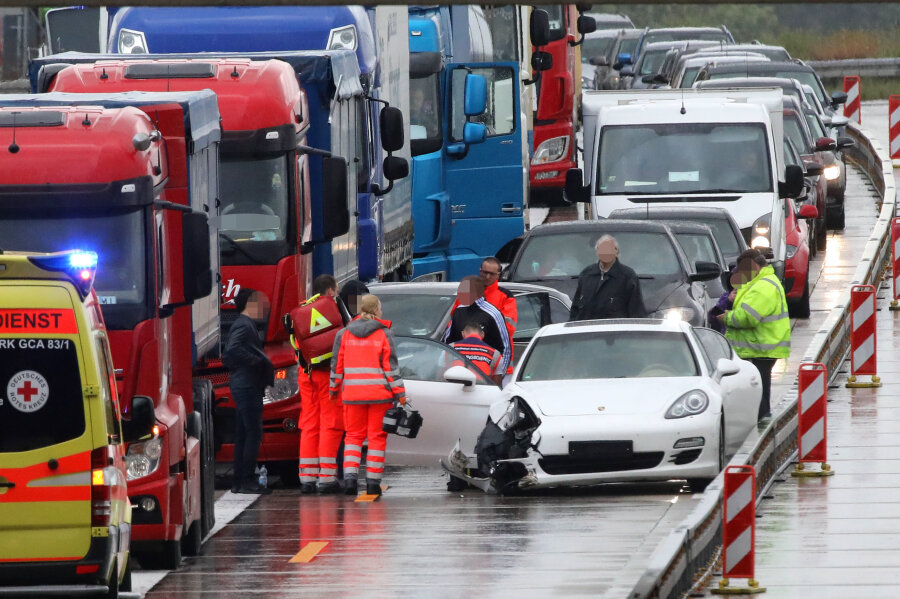 Lkw-Fahrer fährt auf Stauende: Fahrer tot - In Höhe der Anschlussstelle Meerane-West kam es zu einem Unfall zwischen einem Porsche und einem Lkw