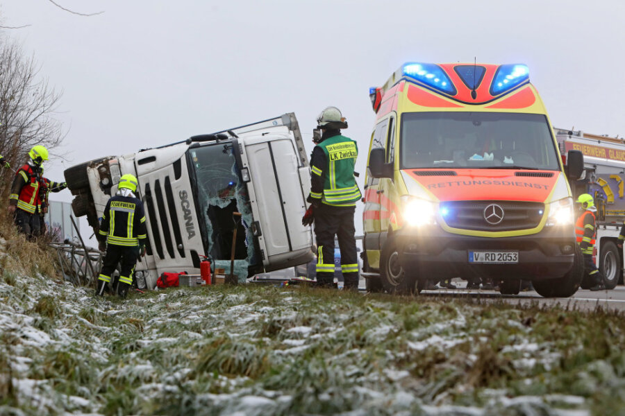 Lkw-Fahrer stirbt nach schwerem Unfall auf A4 bei Hohenstein-Ernstthal - 