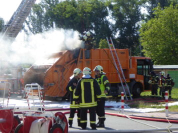 Lkw in Zwickau in Brand geraten - Dienstagmorgen ist ein Lkw an der Franz-Mehring-Straße in Zwickau in Brand geraten.