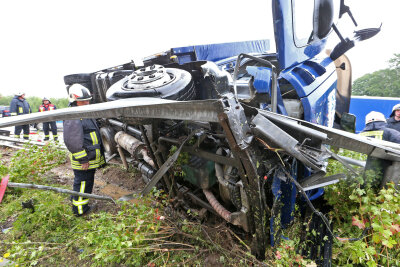 Lkw kippt in Leitplanke: Zwei Verletzte bei Unfall auf A4 - Bei einem Unfall auf der A4 ist ein Passat mit einem Lkw kollidiert, der daraufhin in die Leitplanke kippte.