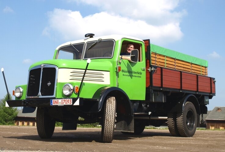 Lkw-Klassiker als Familien-Reisemobil - 
              <p class="artikelinhalt">Michael Mangold und sein S 4000. Gebaut wurde der Laster 1958 in Zwickau, kurz darauf zog die Lkw-Produktion nach Werdau um. Aus diesem Produktionszyklus stammt der Kühler, zu erkennen am neuen Emblem.</p>
            
