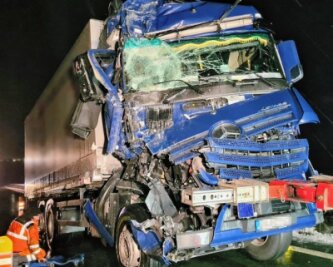 Lkw kollidiert mit Sattelschlepper - Bei dem Aufprall wurde die Beifahrerseite des Lkw stark deformiert. Wie durch ein Wunder blieb der Fahrer bei dem Unfall körperlich unversehrt. 
