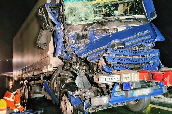 Lkw kollidiert mit Sattelschlepper - Bei dem Aufprall wurde die Beifahrerseite des Lkw stark deformiert. Wie durch ein Wunder blieb der Fahrer bei dem Unfall körperlich unversehrt. 