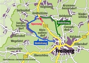 Lkw-Kolonne quält sich durch enge Straßen - 
              <p class="artikelinhalt">Wegen der Vollsperrung der B 101 bei Großschirma wird der Verkehr in Richtung Autobahn über Großschirma (grün) und in Richtung Freiberg über Langhennersdorf (blau) umgeleitet.</p>
            