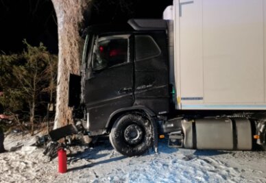 Lkw kracht gegen Baum - Am Donnerstagabend rutschte der Lkw in Gahlenz auf glatter Straße gegen einen Baum. Der Fahrer wurde dabei schwer verletzt. 