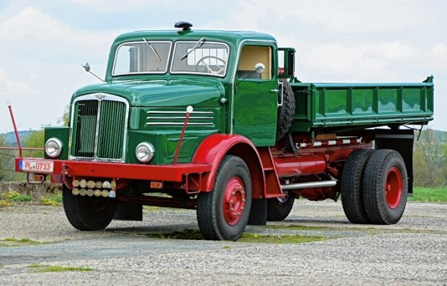 Lkw-Lämpchen zu Westgeld gemacht - Zwölf dieser IFA-H6-Lastwagen konnten 1951 bei den Horch-Werken nicht ausgeliefert werden, weil der Kaufmännische Leiter mit Komplizen Kontrolllampen auf eigene Rechnung verkauft hatte.