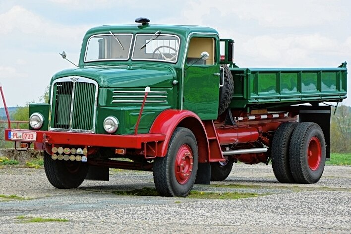 Lkw-Lämpchen zu Westgeld gemacht - Zwölf dieser IFA-H6-Lastwagen konnten 1951 bei den Horch-Werken nicht ausgeliefert werden, weil der Kaufmännische Leiter mit Komplizen Kontrolllampen auf eigene Rechnung verkauft hatte.